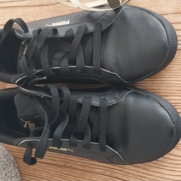 Women's Pumas🖤🤎Black and Gold Low cut Tennis shoes size 7 - Picture 2 of 4